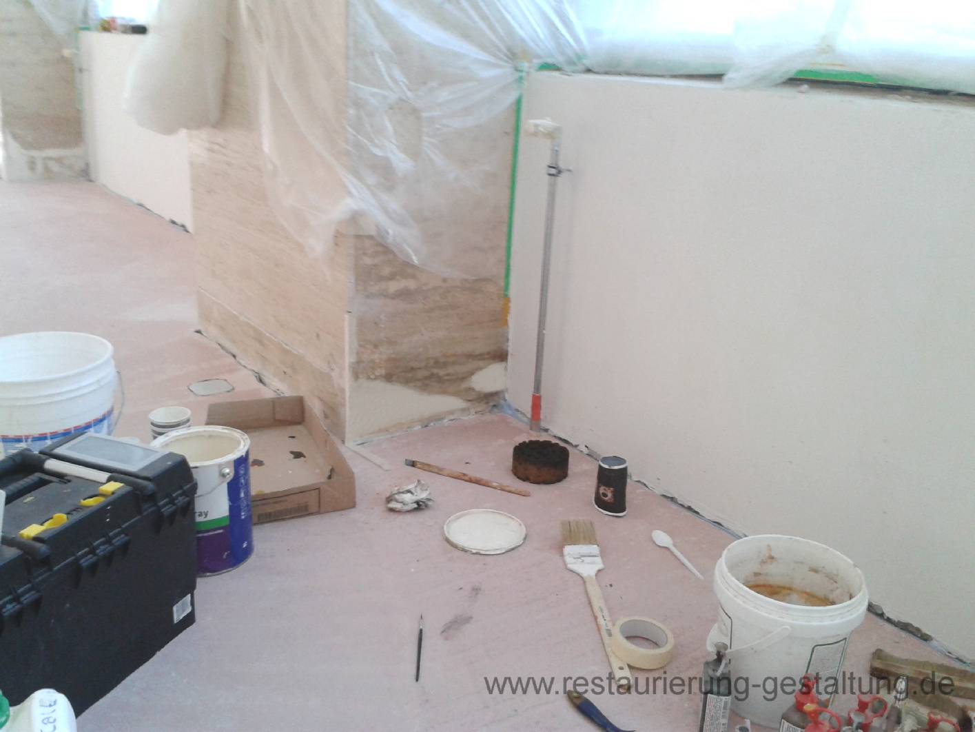 Die Säulen in der Zimmerstraße (Berlin / Mitte) bestehen aus Sandstein. Die Beschädigungen im Fußbodenbereich hat der staatl. gepr. Techniker, Malermeister und Restaurator für historische Malerarbeiten Norbert Schimpf für die folgende Sandsteinimitation vorgearbeitet. Norbert Schimpf hat sich mit seinem Betrieb restaurierung & gestaltung / exklusive Malerarbeiten als Restaurator für Steinimitationen wie Sandsteinmalerei, Granitmalerei und Marmormalerei spezialisiert.